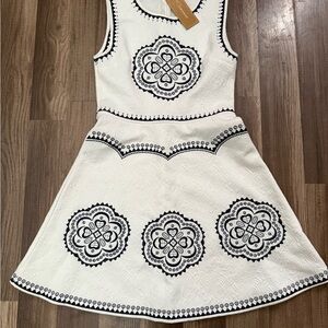 Alya Elegant Textured White and Navy Embroidered Women’s Dress Sz 2